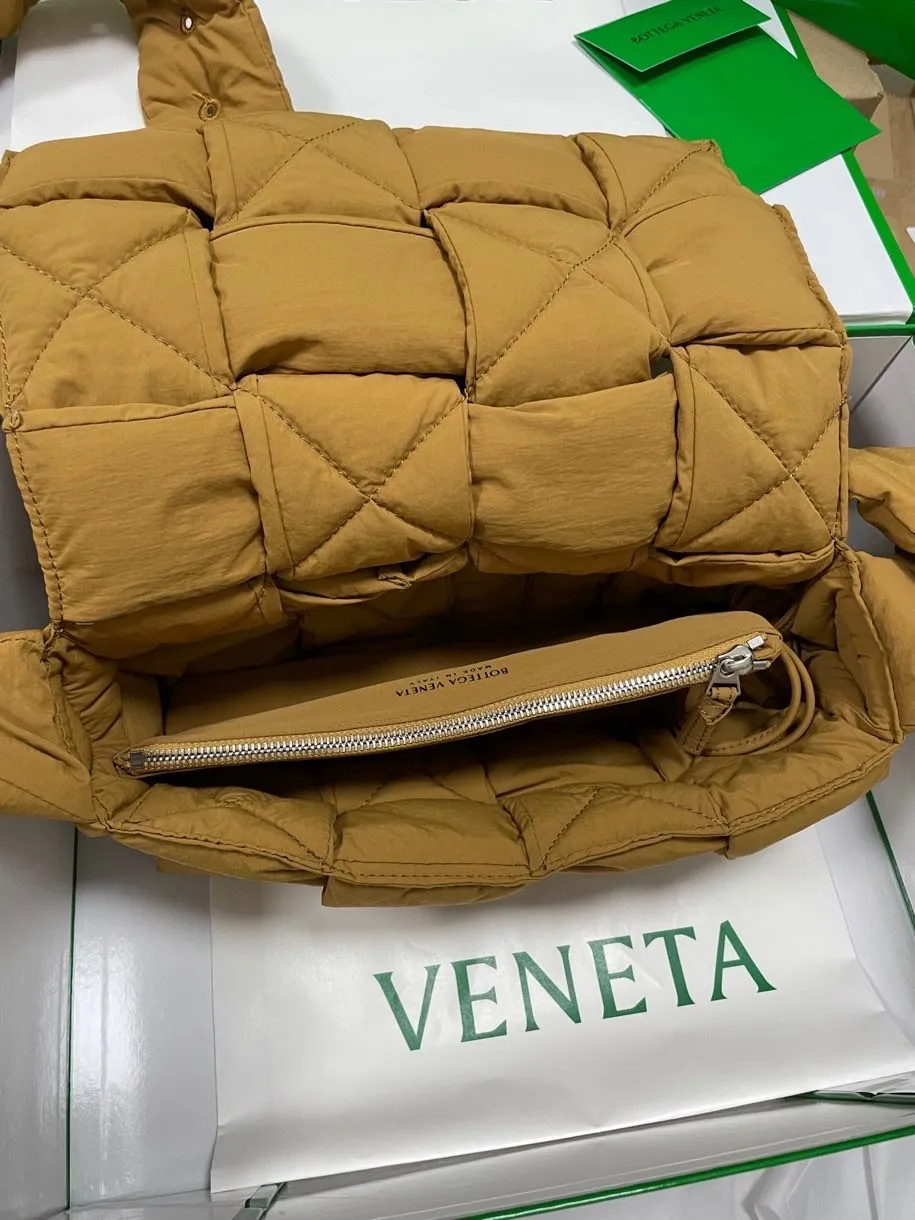 #𝐂𝐀𝐒𝐒𝐄𝐓𝐓𝐄 Nylon tofu tofu bag This Cassette is so cute, its cute appearance does not affect its practicality and the capacity is good! The fabric is low-key and very textured, suitable for daily wear with casual wear. The cross-woven design of the wide cloth is really stunning. The bag has a puffy shape and feels like a piece of tofu. It can be worn on one shoulder, cross-body or as a waist bag. You can also adjust the shoulder strap to the size of the bag under the armpit, so you can have it all! S30x15cm【8951#】